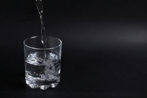 soluciones para eliminar el mal gusto del agua del grifo